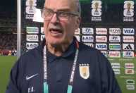 'O que deixo é nada': Bielsa faz duro desabafo após queda do Uruguai na Copa do Mundo