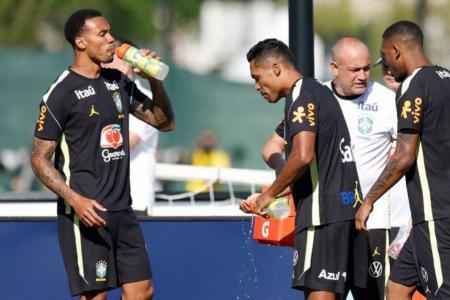 Pausa de hidratação durante treinamento da Seleção Brasileira