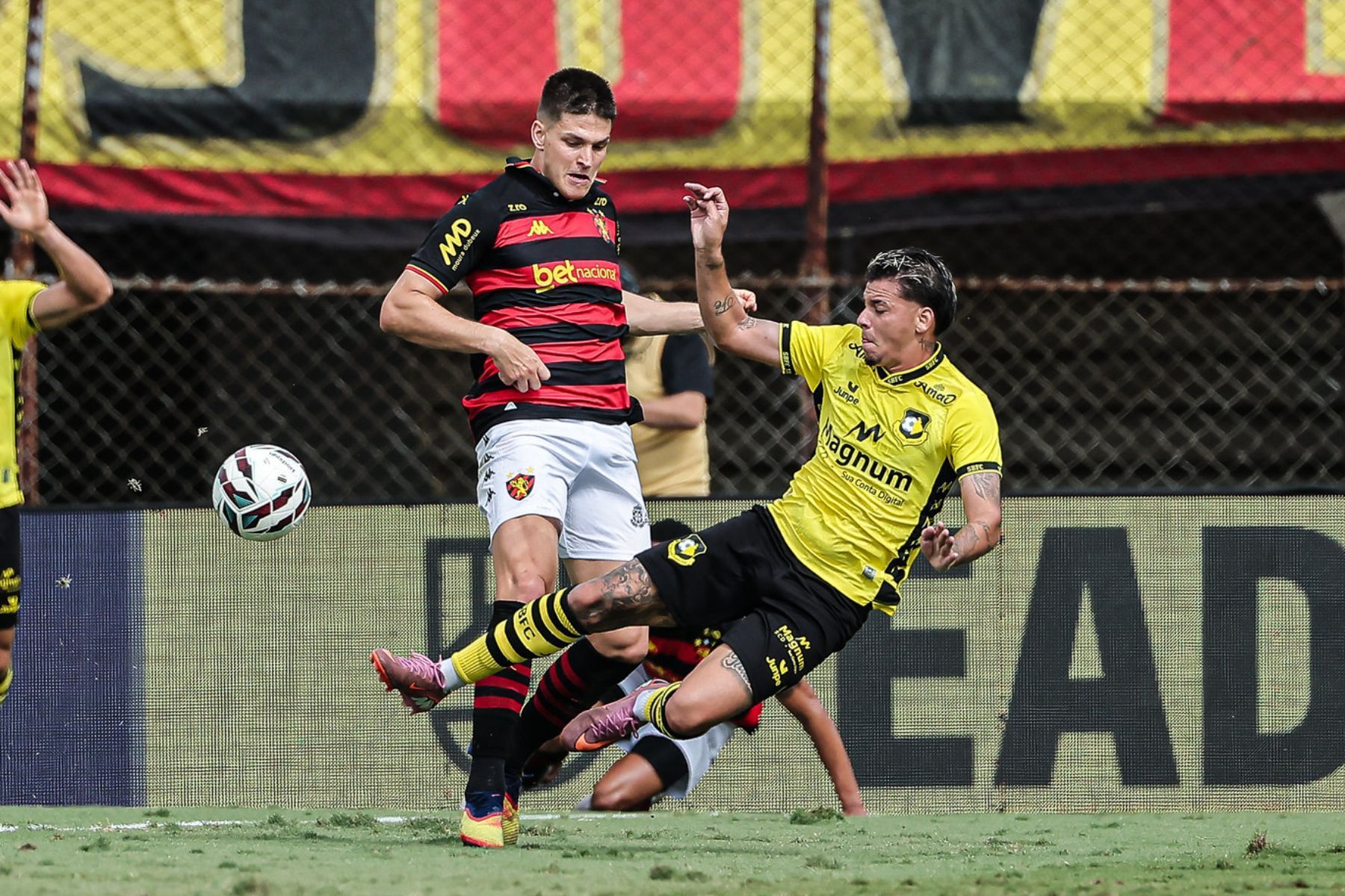 Jemerson é expulso, e São Bernardo empata com Sport pela Série B