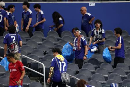 Japoneses recolhem lixo após Holanda 2 x 2 Japão, pela Copa do Mundo de 2026