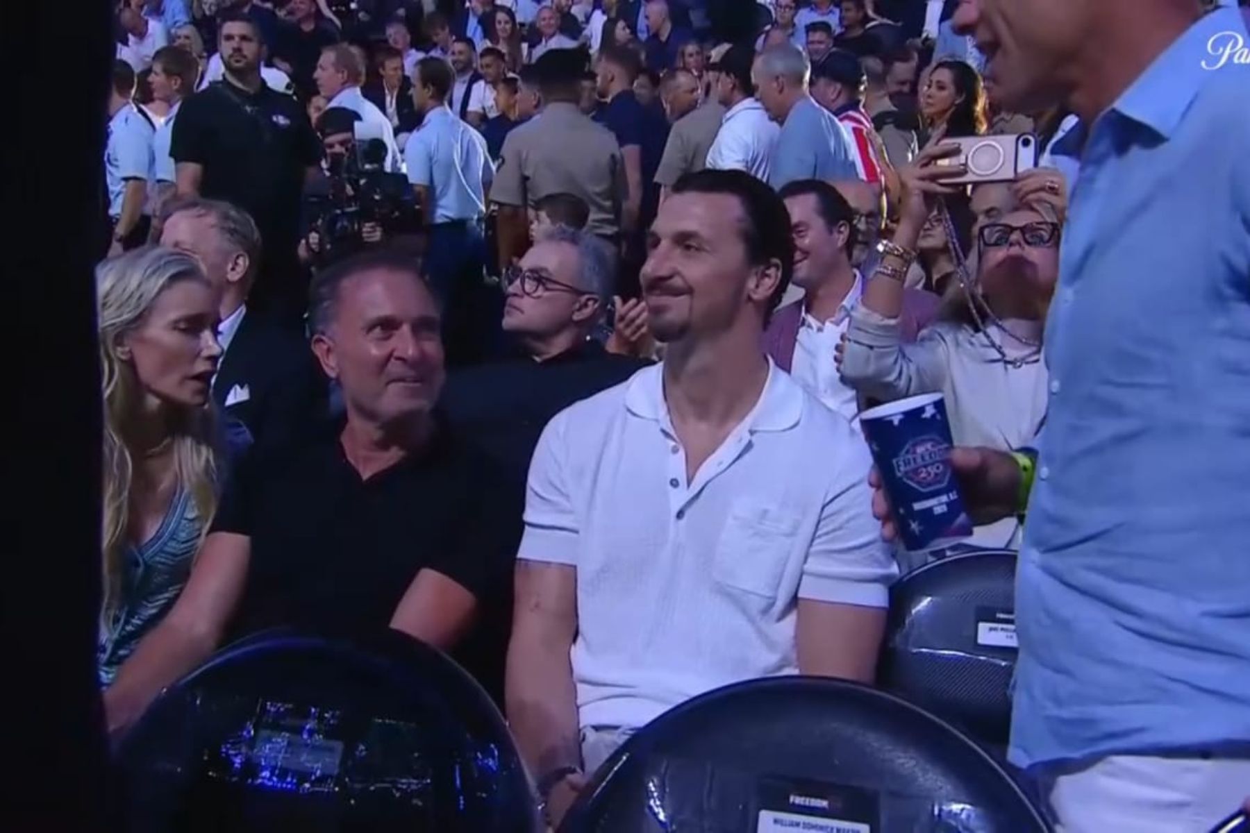 Ibrahimovic é filmado no UFC da Casa Branca durante jogo da Suécia na Copa do Mundo