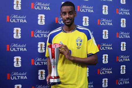 Alexander Isak é eleito o melhor jogador na partida entre Suécia e Tunísia