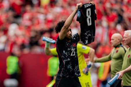 Saliba comemora gol e homenageia Kone • Reprodução / Canadá