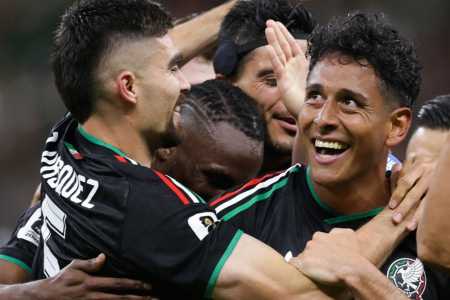 Jogadores do México comemoram gol