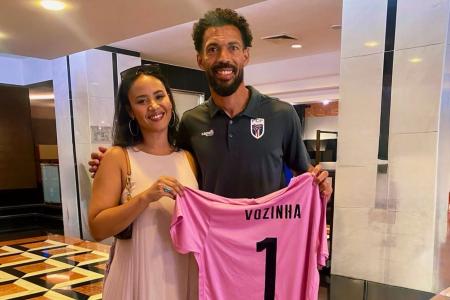 Cantora cabo-verdiana celebra atuação do goleiro Vozinha