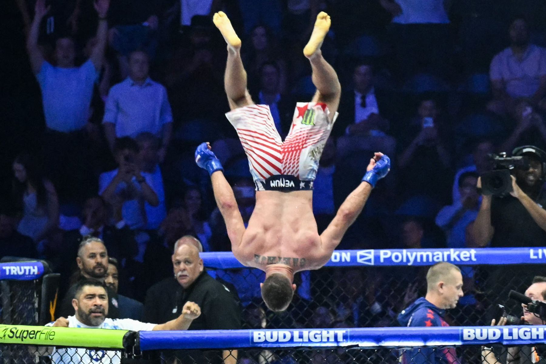 Gaethje choca o mundo, nocauteia Topuria e conquista cinturão dos leves do UFC