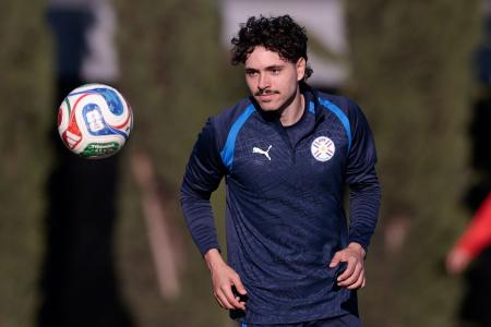 Maurício em treino da Seleção Paraguaia para a Copa do Mundo