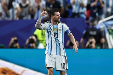 Messi marca hat-trick na estreia da Argentina no Mundial • Divulgação/FIFA