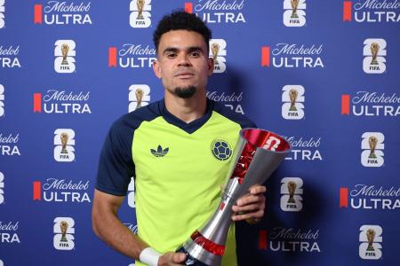 Luis Dias é eleito melhor jogador na bartida de estreia Colômbia x Ezbequistão