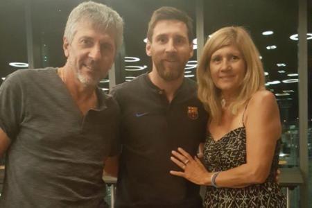 Messi ao lado dos pais, Jorge Horacio Messi e Cecilia Maria Cuccittini