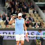 Berrettini desiste após lesão, Arnaldi avança e chega às semis de Roland Garros