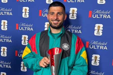 Denis Undav com o prêmio de melhor jogador em campo pela pártida entre Alemanha e Costa do Marfim