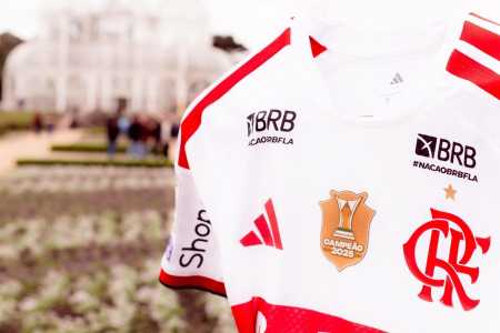Camisa do Flamengo com patch de campeão brasileiro de 2025