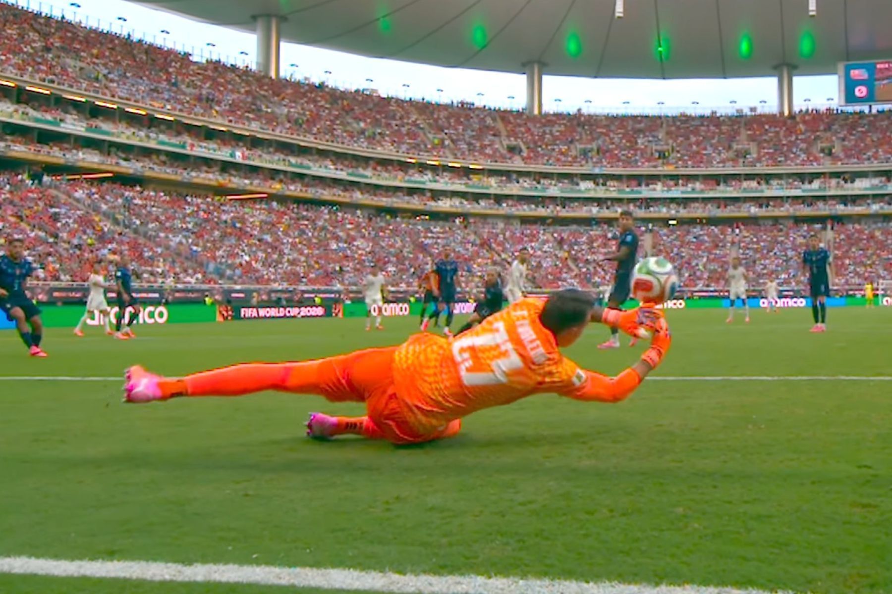 Muslera volta a falhar pelo Uruguai na Copa, e web não perdoa
