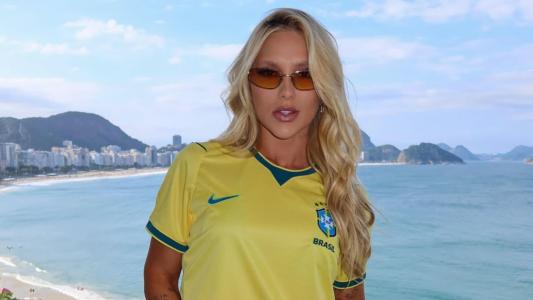 Virginia Fonseca veste camisa da Seleção Brasileira