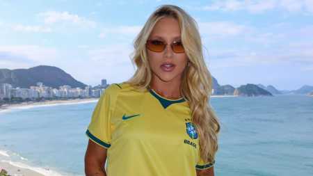 Virginia Fonseca veste camisa da Seleção Brasileira
