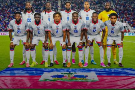 Seleção do Haiti perfilada antes de goleada em amistoso