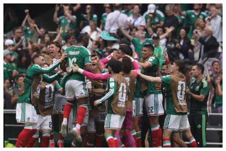 Seleção Mexicana comemorando gol na Copa do Mundo