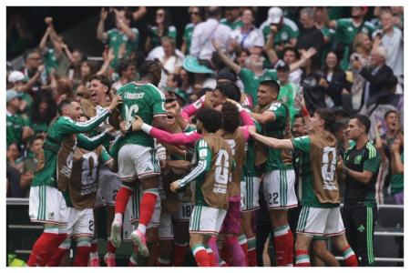 Seleção Mexicana comemorando gol na Copa do Mundo