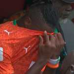Jogador da Costa do Marfim deixa gramado aos prantos após lesão na Copa do Mundo