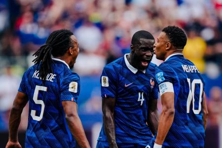 Mbappé vibra com gol da França sobre o Iraque