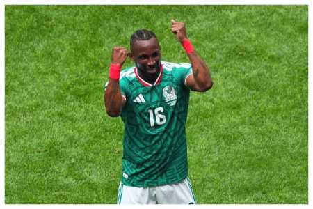 Quiñones comemora gol do México na Copa do Mundo