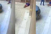 Aposentado evita atropelamento ao acordar homem que dormia na rua em BH