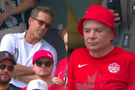 Ryan Reynolds (à esquerda) e Mike Myers (à direita) em jogo do Canadá contra a Bósnia, pela Copa do Mundo