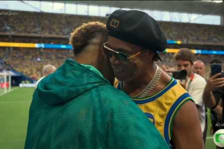 Ronaldinho Gaúcho e Neymar antes de jogo da Seleção Brasileira