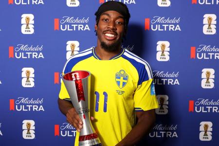 Anthony Elanga é eleito melhor jogador da partida entre Japão e Suécia