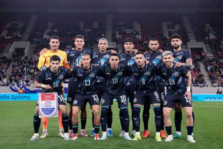 Seleção Paraguaia em campo durante amistoso com a Grécia