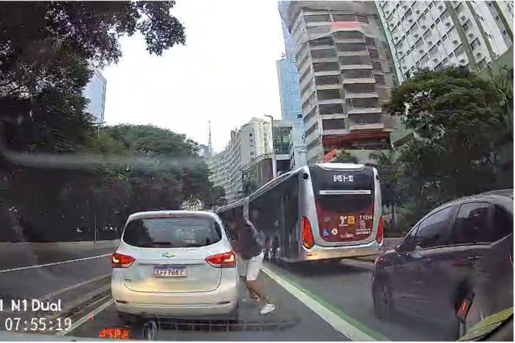 Flagrante: criminoso leva celular dentro de carro em avenida movimentada de São Paulo