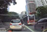 Flagrante: criminoso leva celular dentro de carro em avenida movimentada de São Paulo