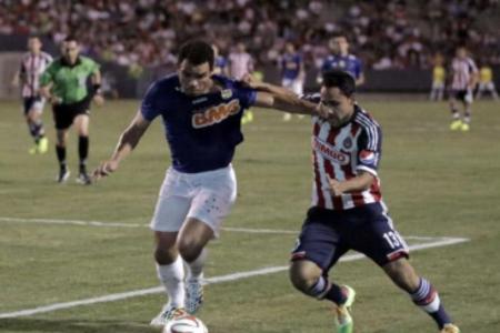 Lance de Cruzeiro 2 x 0 Chivas, em amistoso disputado em 2014 • Divulgação/Chivas