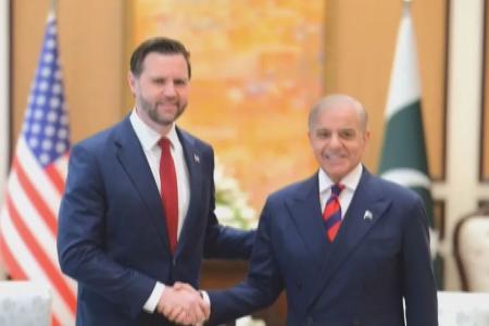 Vice-presidente dos EUA, JD Vance, com o primeiro-ministro do Paquistão, Shehbaz Sharif