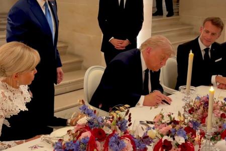 Momento em que Donald Trump assina acordo de paz com Irã, ao lado do presidente da França Emmanuel Macron • Reprodução CNN Brasil