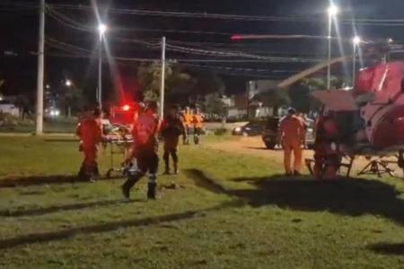 Momento em que vítima é atendida pelos Bombeiros e transferida com urgência para hospital