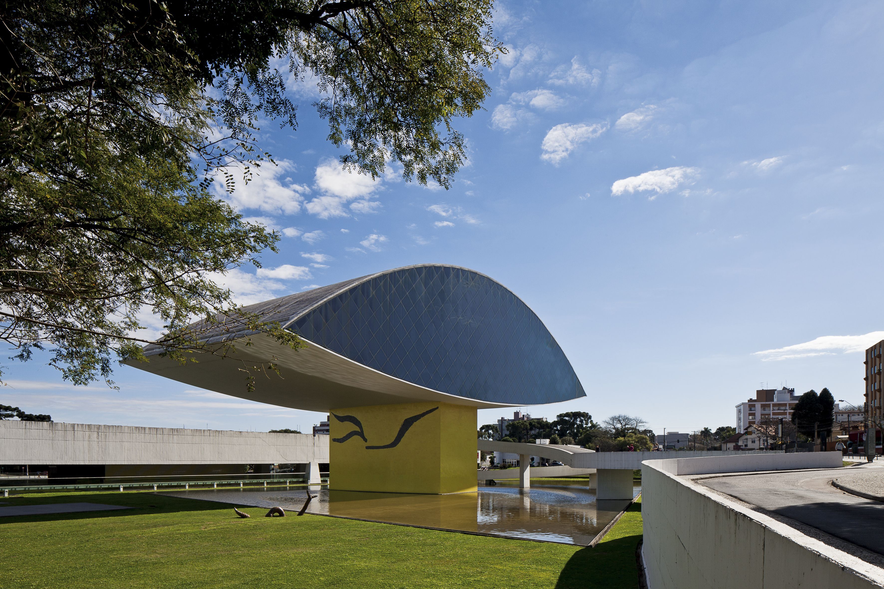 Museu Oscar Niemeyer inaugura novo espaço de convivência com peças assinadas