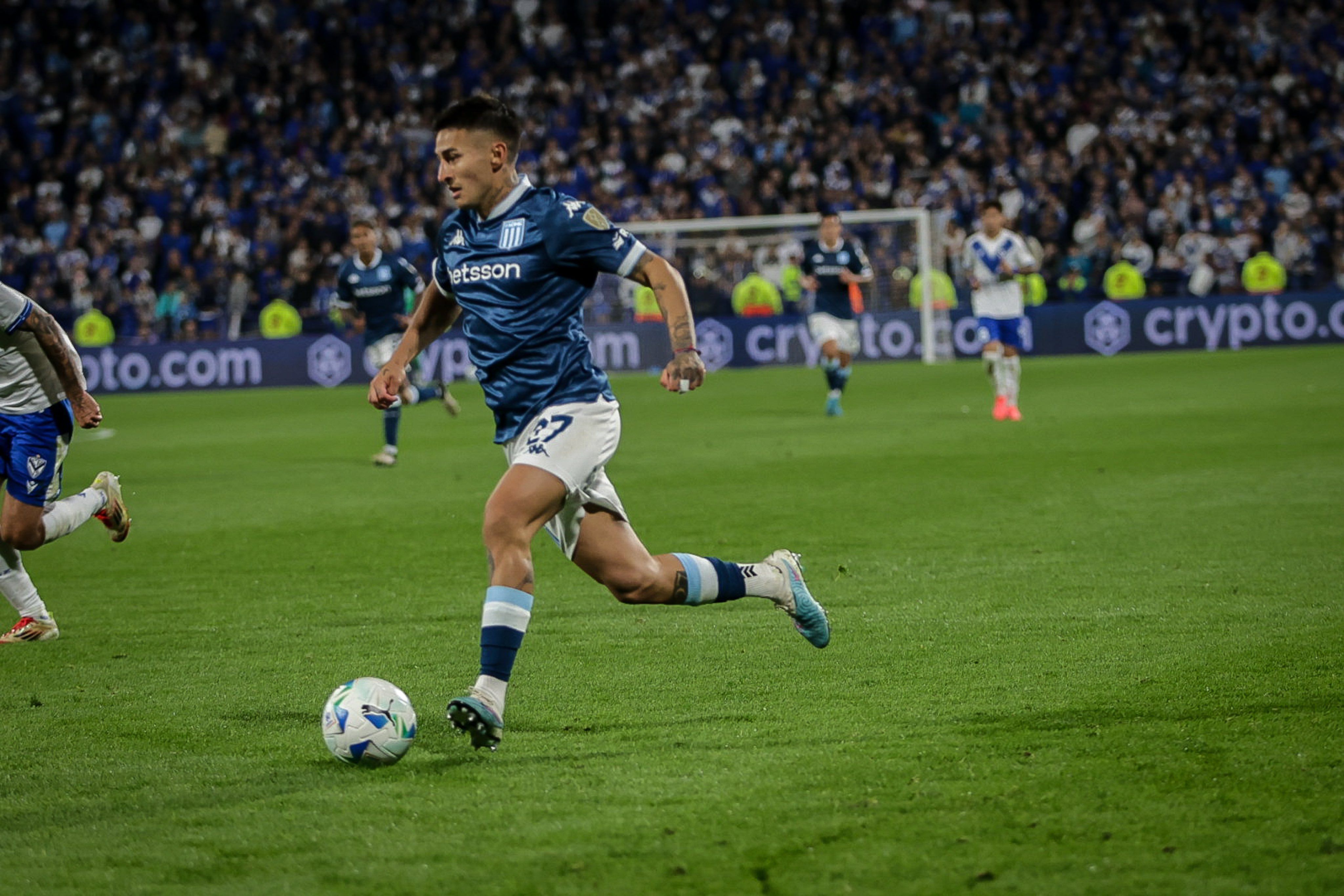 Próximo do Cruzeiro, Rojas tem bom desempenho ofensivo no Racing; veja números