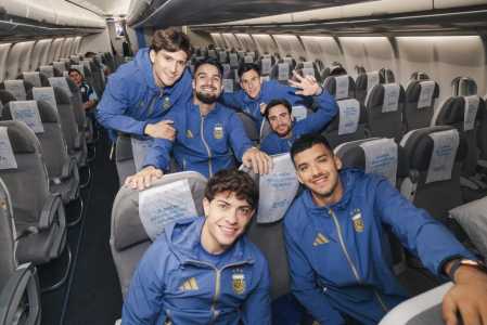 Giay e Flaco López, dupla do Palmeiras, com a delegação da Argentina • Divulgação/Argentina