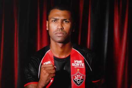 Vitória anuncia contratação de Walace