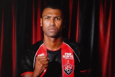 Vitória anuncia contratação de Walace