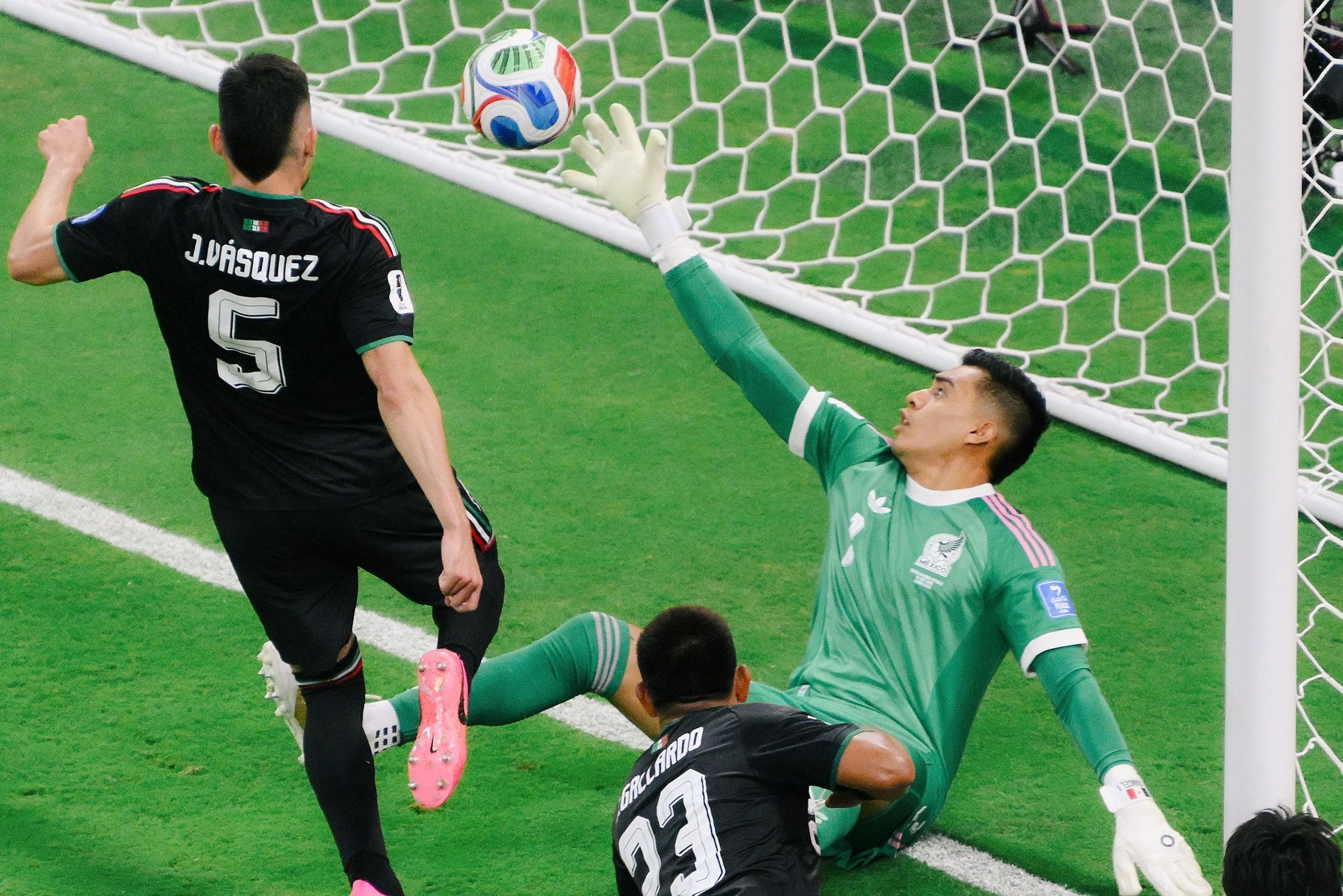 'Ochoa quem?' Imprensa mexicana reage à 'milagre' de goleiro na Copa do Mundo