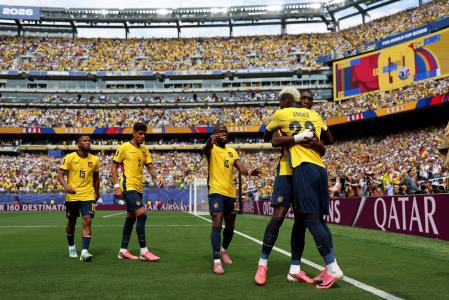 Jogadores do Equador celebram gol sobre a Alemanha