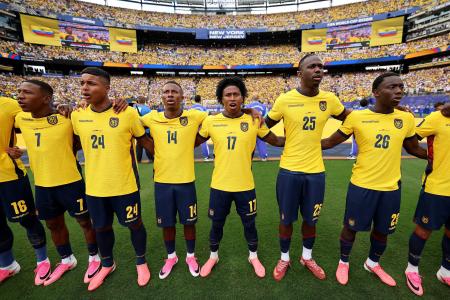 Alan Minda e Ángelo Preciado, jogadores do Atlético, comemoram classificação do Equador na Copa do Mundo
