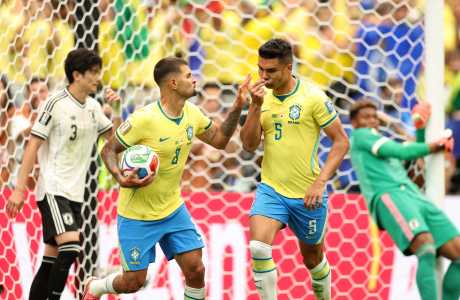 Casemiro comemora gol marcado pelo Brasil sobre o Japão