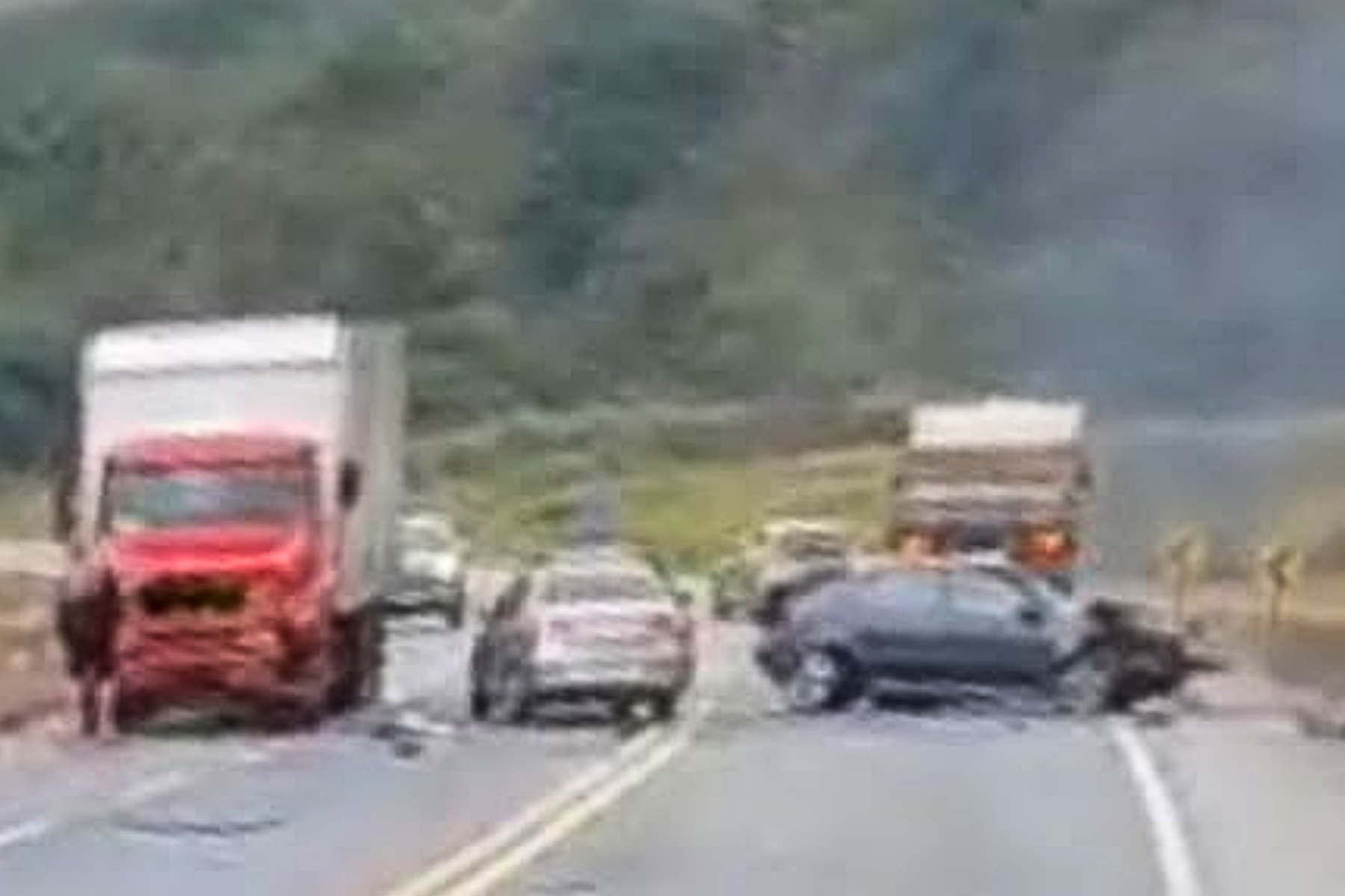 Acidente com carro e caminhão deixa um morto e interdita BR-381, em Nova Era