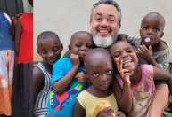 Casal mineiro deixa o Brasil para acolher 327 crianças refugiadas de guerra no Burundi