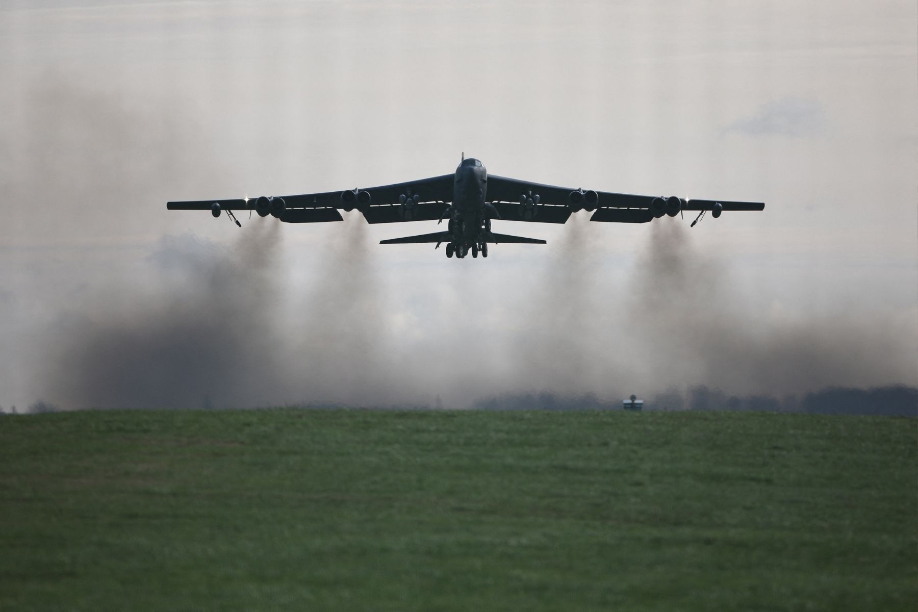 Queda de bombardeiro B-52 deixa oito mortos em base militar, na Califórnia, nos EUA
