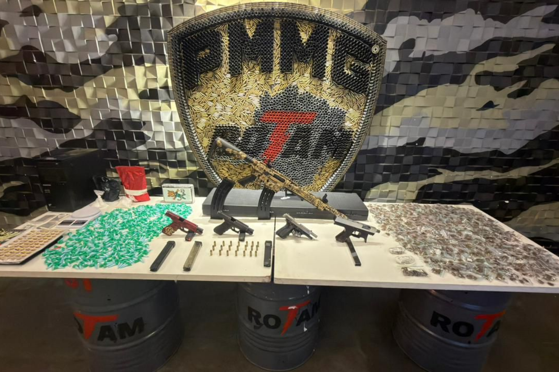 Suspeito tenta subornar policiais em BH, revela esconderijo de armas e acaba preso